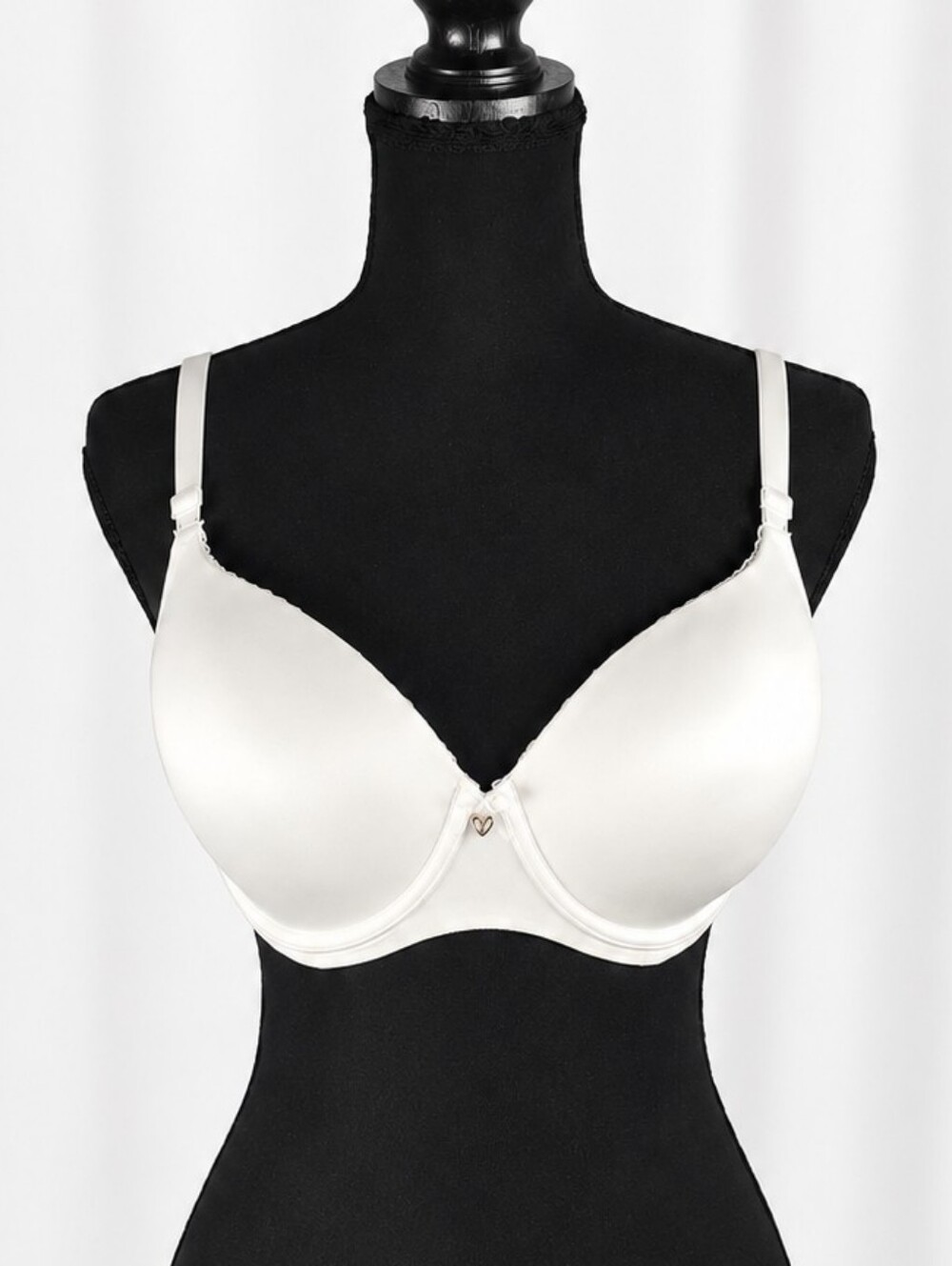 👚 NWT Victoria’s Secret White Smooth Underwire Bra Molded Cups Heart Charm 36D